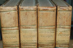 tacitus_ruecken_detail.jpg